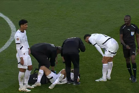 نزول محمد شحاتة بدلا منه.. إصابة مهند لاشين خلال مباراة مصر وأنجولا